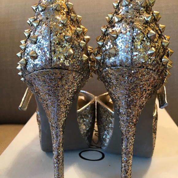 Olsenboye Gold Heels w/ spikes Sz 7 - Picture 3 of 5